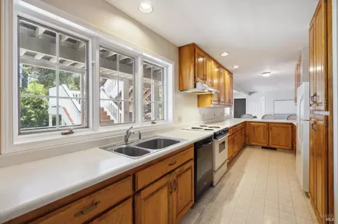 Kitchen - 14 Chrisdumar Ln, Petaluma, CA 94952 photo 16 of 17
