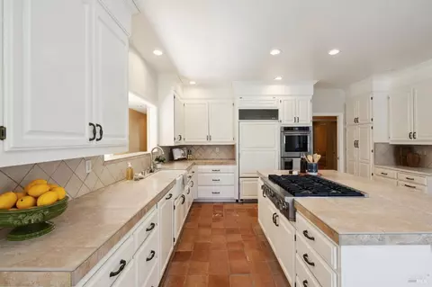 Kitchen - 14 Chrisdumar Ln, Petaluma, CA 94952 photo 7 of 17
