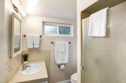 Bath - 2105 Thornsberry Rd, Sonoma, CA 95476 photo 2 of 4