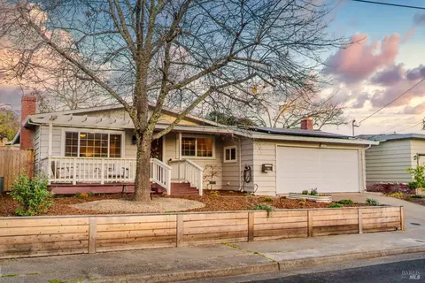 790 White Gates Ave, Healdsburg, CA 95448