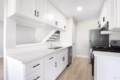 1960 Peabody Rd #2, Vacaville, CA 95687