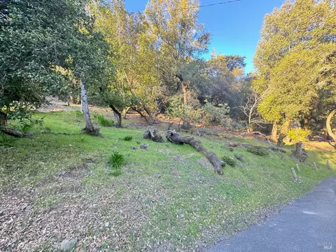 2049 Madrone Ave, Healdsburg, CA 95448