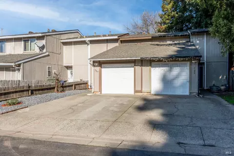 727 Sidnie Ct, Ukiah, CA 95482