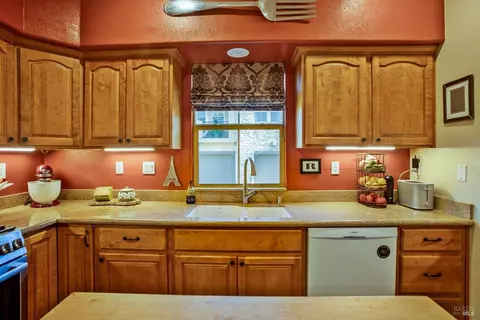 Kitchen - 175 Stonegate Cir #C, Cloverdale, CA 95425 photo 1 of 4