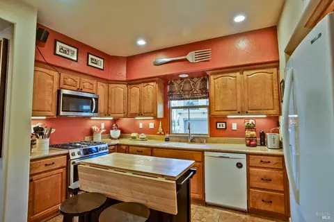 Kitchen - 175 Stonegate Cir #C, Cloverdale, CA 95425 photo 4 of 4