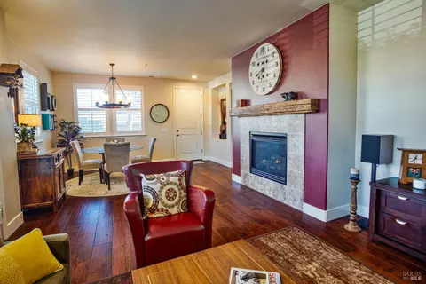 Living - 175 Stonegate Cir #C, Cloverdale, CA 95425 photo 3 of 3