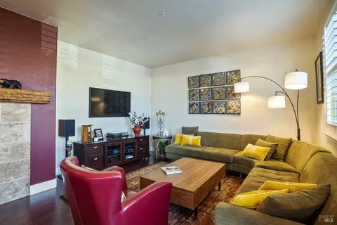 Living - 175 Stonegate Cir #C, Cloverdale, CA 95425 photo 2 of 3