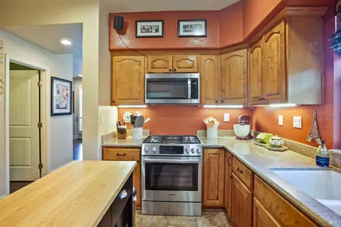 Kitchen - 175 Stonegate Cir #C, Cloverdale, CA 95425 photo 3 of 4