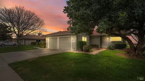 702 Yellowstone Dr, Vacaville, CA 95687