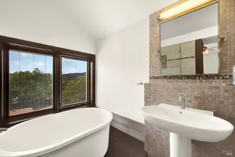 Bath - 2403 Las Hadas Ct, Fairfield, CA 94534 photo 7 of 10