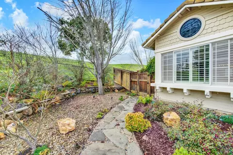 Exterior - 2403 Las Hadas Ct, Fairfield, CA 94534 photo 7 of 20