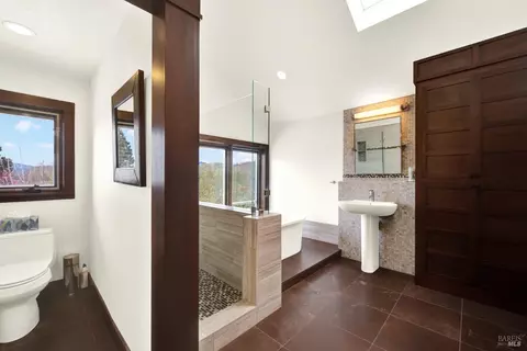 Bath - 2403 Las Hadas Ct, Fairfield, CA 94534 photo 3 of 10