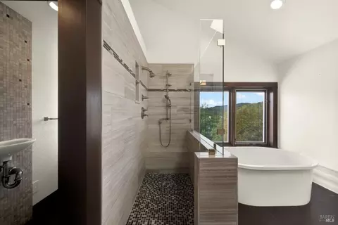 Bath - 2403 Las Hadas Ct, Fairfield, CA 94534 photo 9 of 10