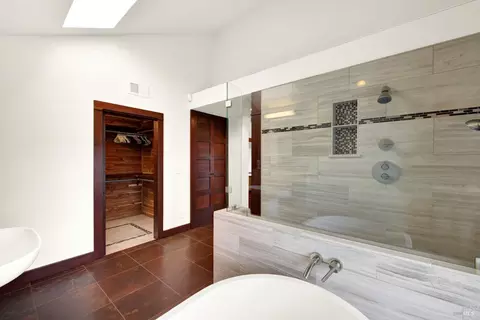 Bath - 2403 Las Hadas Ct, Fairfield, CA 94534 photo 8 of 10
