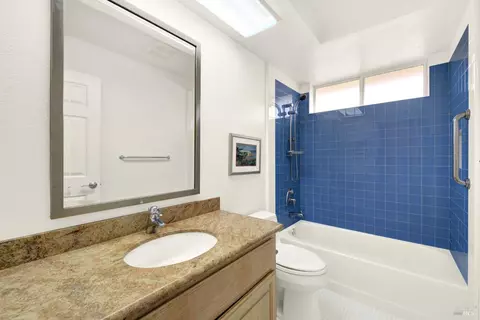 Bath - 2403 Las Hadas Ct, Fairfield, CA 94534 photo 2 of 10