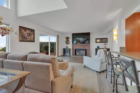 Living - 230 Torrey Pines Ct, Vallejo, CA 94591 photo 6 of 6