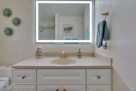 Bath - 230 Torrey Pines Ct, Vallejo, CA 94591 photo 6 of 11