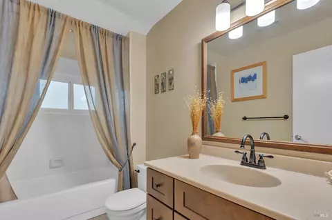 Bath - 230 Torrey Pines Ct, Vallejo, CA 94591 photo 3 of 11