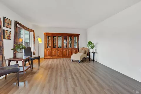 Living - 230 Torrey Pines Ct, Vallejo, CA 94591 photo 2 of 6