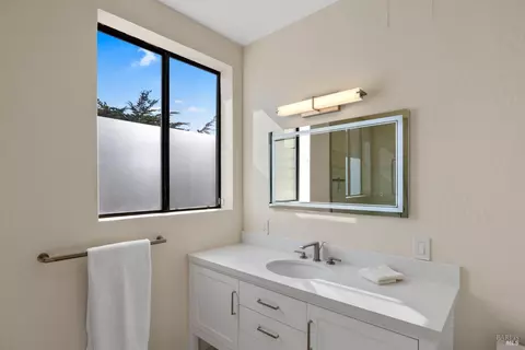 Bath - 21514 Heron Dr, Bodega Bay, CA 94923 photo 7 of 8