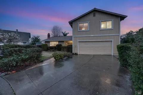 812 Saint Louis Ct, Petaluma, CA 94954