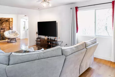 Living - 32 Boxelder Ct, Napa, CA 94558 photo 4 of 6