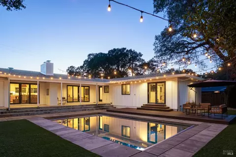 90 Dahlia St, Saint Helena, CA 94574