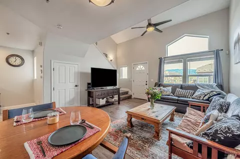 123 Treadway Ct, Cloverdale, CA 95425