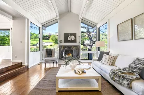Living - 541 Westgate Dr, Napa, CA 94558 photo 2 of 4