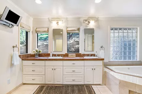 Bath - 541 Westgate Dr, Napa, CA 94558 photo 4 of 5