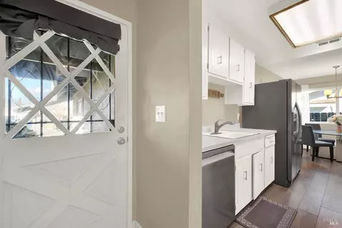 Entry Way - 1273 Marshall Rd, Vacaville, CA 95687 photo 4 of 6