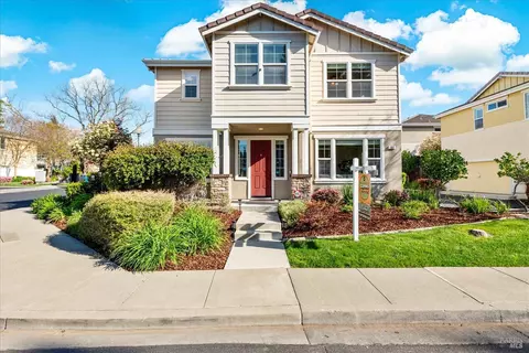 137 Summerfield Dr, Vacaville, CA 95687