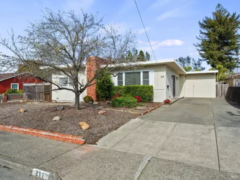 217 Sunnyvale Dr, Healdsburg, CA 95448