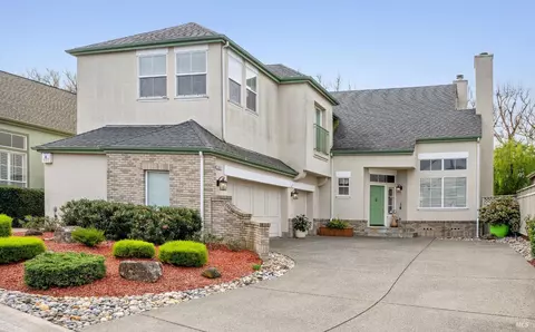 1811 Falcon Ridge Dr, Petaluma, CA 94954