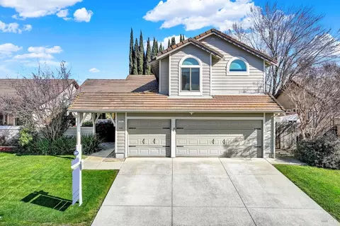 207 Larkspur Dr, Vacaville, CA 95687