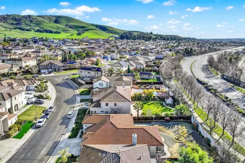 View/Area - 3935 Kiara Cir, Fairfield, CA 94533 photo 5 of 13