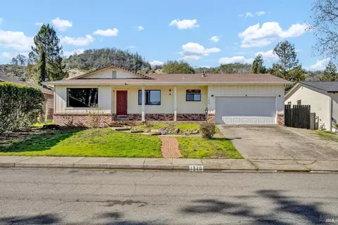 1370 Burgundy Dr, Ukiah, CA 95482