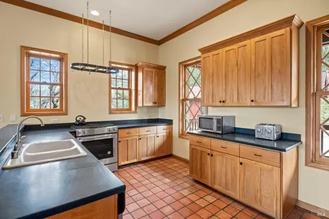 Kitchen - 14950 Ridgeview Rd, Willits, CA 95490 photo 2 of 4