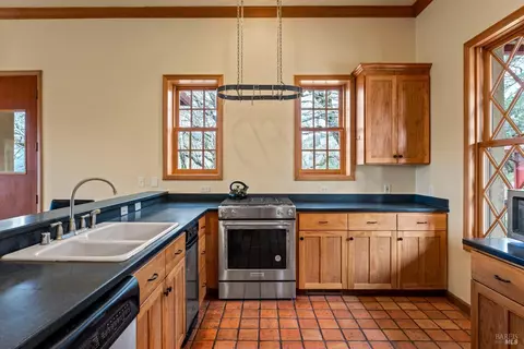 Kitchen - 14950 Ridgeview Rd, Willits, CA 95490 photo 3 of 4