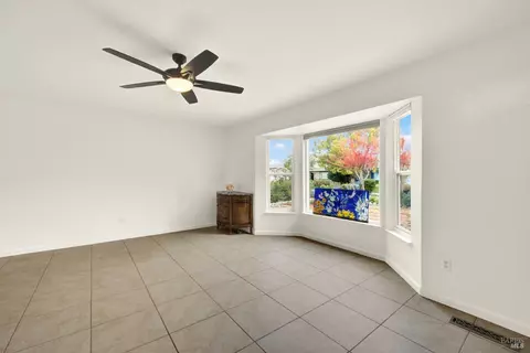 Living - 3537 Springfield Dr, Fairfield, CA 94534 photo 2 of 4