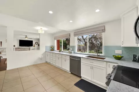 Kitchen - 3537 Springfield Dr, Fairfield, CA 94534 photo 4 of 8