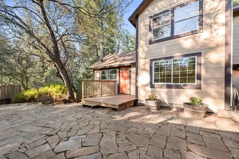 10598 Woodside Dr, Forestville, CA 95436