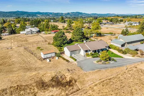 1096 Red Tail Rd, Healdsburg, CA 95448 photo 2