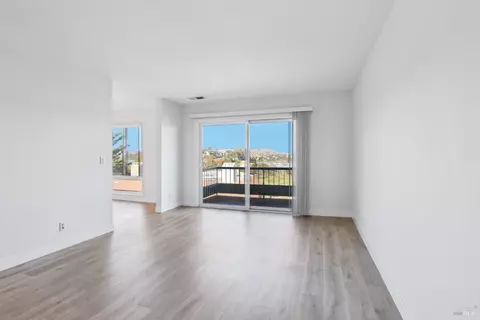 Living - 95 Anchorage Rd #95, Sausalito, CA 94965 photo 2 of 4