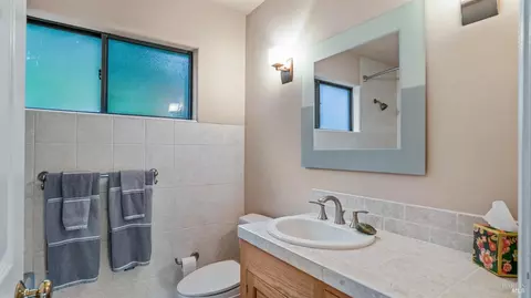 Bath - 170 Oak Ave, San Anselmo, CA 94960 photo 5 of 6