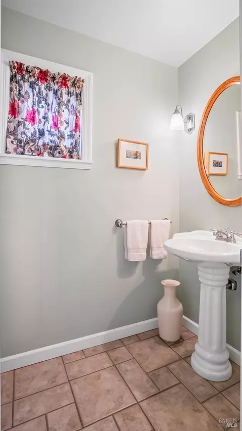 Bath - 170 Oak Ave, San Anselmo, CA 94960 photo 2 of 6