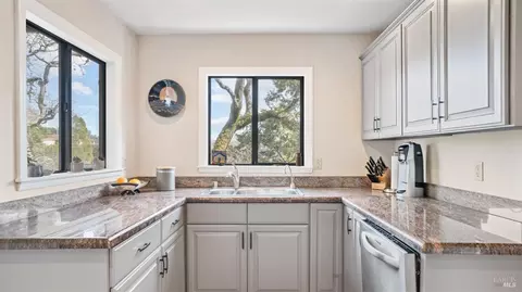 Kitchen - 170 Oak Ave, San Anselmo, CA 94960 photo 4 of 8