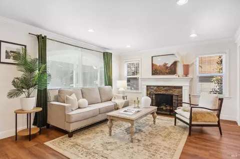 Living - 211 Gilger Ave, Martinez, CA 94553 photo 2 of 5