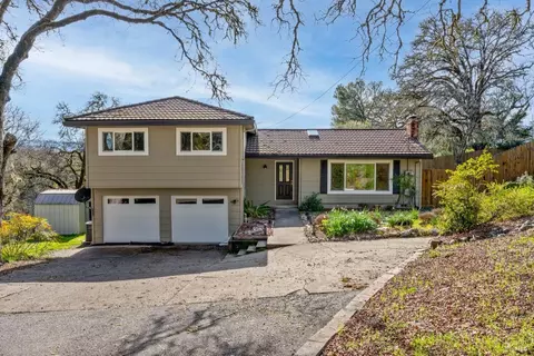 1891 Deerwood Dr, Ukiah, CA 95482