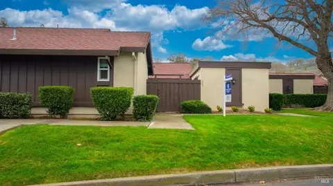 305 Creekview Ct, Vacaville, CA 95688